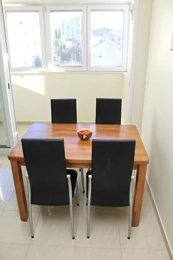 Apartment Mel Split