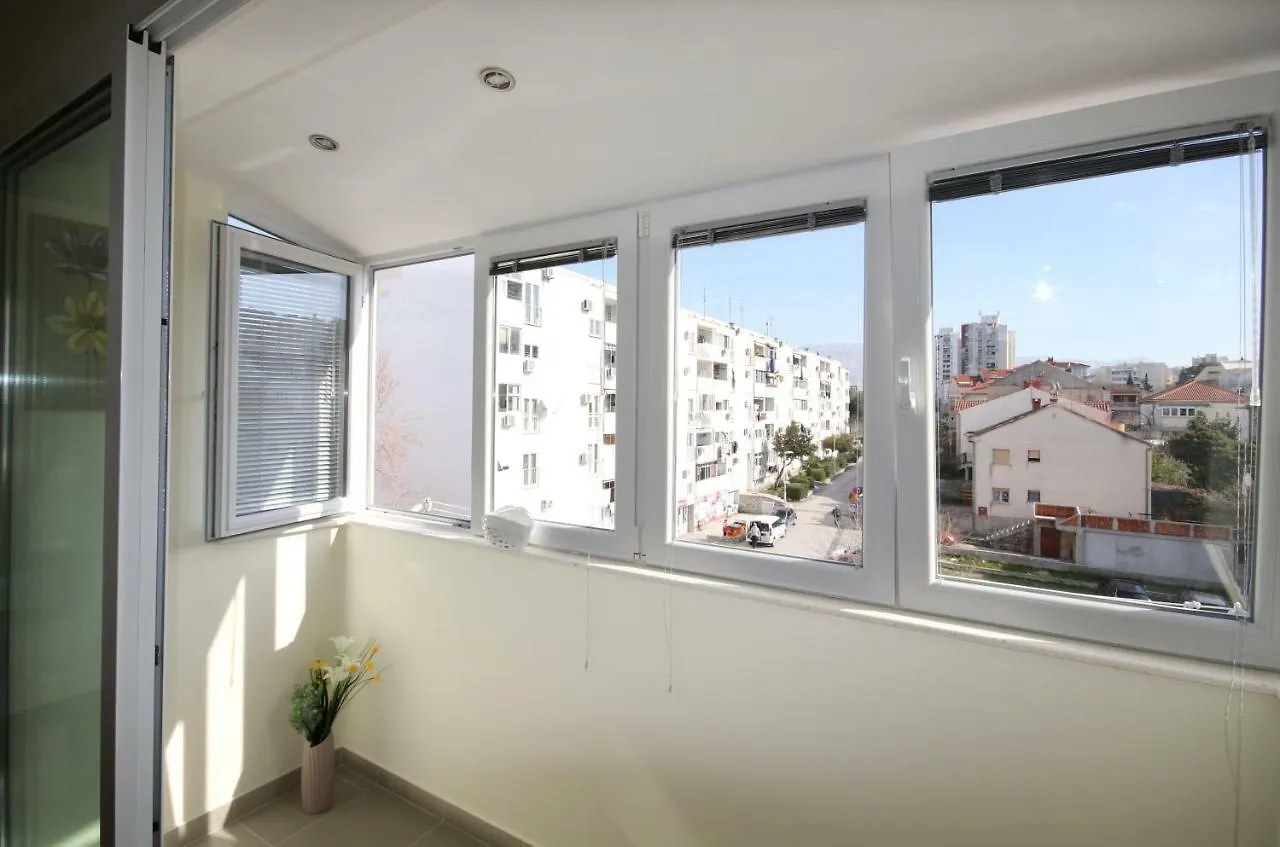 Apartment Mel Split