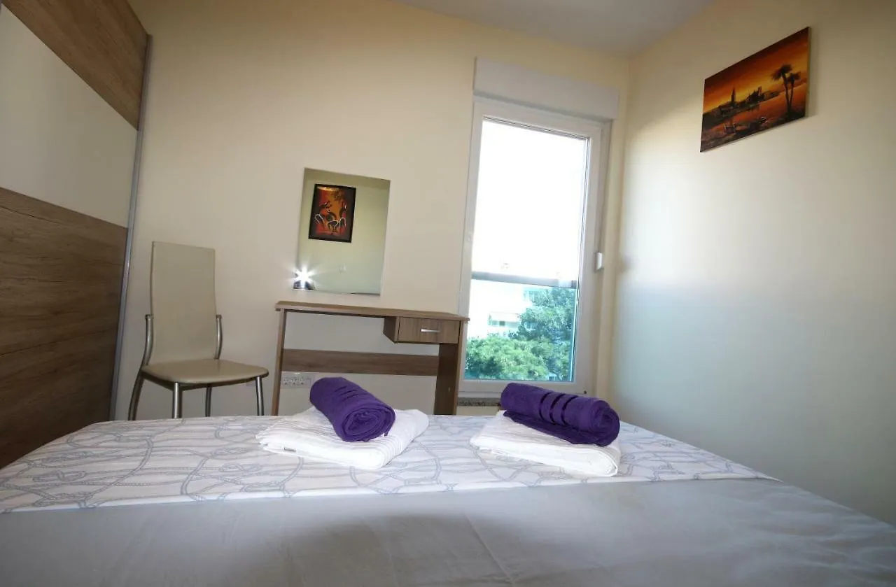 Apartment Mel Split 0*,